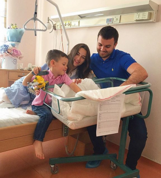 Григорий Решетник с семьей в роддоме