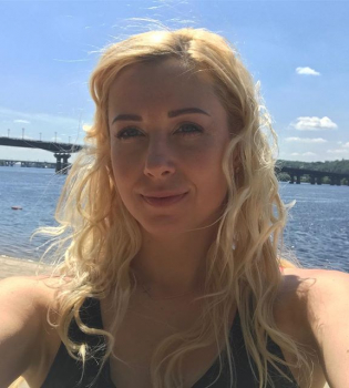 Тоня Матвиенко отметила девичник в пышной белой пачке