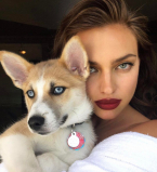 Ирина Шейк похвасталась плоским животом спустя два месяца после родов