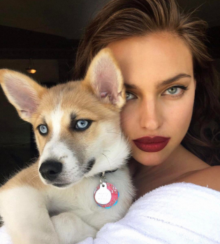 Ирина Шейк похвасталась плоским животом спустя два месяца после родов