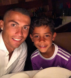 Стиляги: Криштиану Роналду и его 6-летний сын сделали одинаковые стрижки