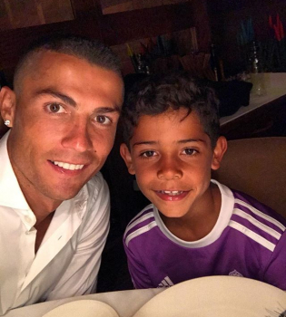 Стиляги: Криштиану Роналду и его 6-летний сын сделали одинаковые стрижки