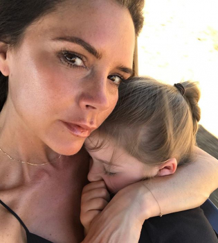 Самая лучшая мама: Виктория Бекхэм растрогала подписчиков нежным фото с малышкой Харпер