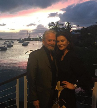 Похудевшая Кэтрин Зета-Джонс и заметно постаревший Майкл Дуглас: звездные супруги отдыхают на островах