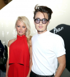 Памела Андерсон в красном наряде появилась на публике с сыном