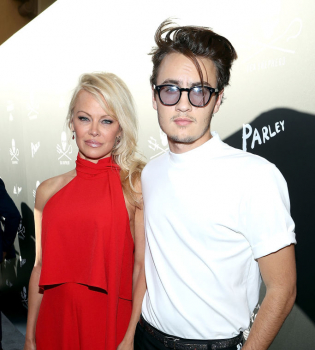 Памела Андерсон в красном наряде появилась на публике с сыном