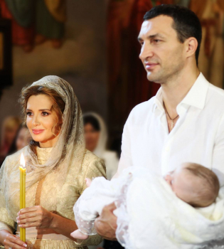 Владимир Кличко и Оксана Марченко стали крестными дочери Нестора Шуфрича