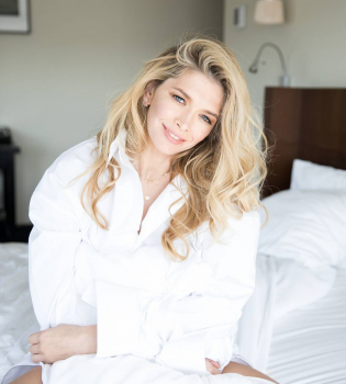 Вера Брежнева в клипе Близкие люди