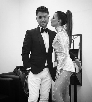 Фанат расцеловал Ани Лорак в грудь на глазах у ее мужа