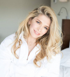 Четыре сестры: Вера Брежнева поделилась ярким семейным фото