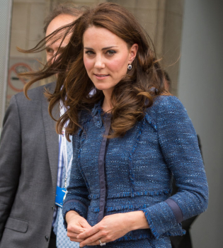 В сети обсуждают чересчур короткую юбку Кейт Миддлтон