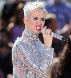 Кети Перри не узнать в новом эпатажном образе