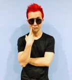 Сергей Бабкин с красными волосами