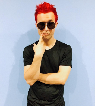 Сергей Бабкин с красными волосами