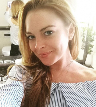 Линдси Лохан кардинально сменила прическу и вернулась в кино