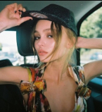 18-летняя дочь Ванессы Паради и Джонни Деппа позирует топлес