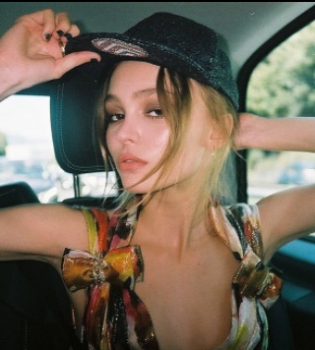 18-летняя дочь Ванессы Паради и Джонни Деппа позирует топлес