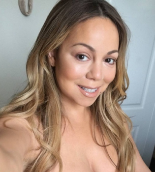 Майка вместо платья: Мэрайя Кэри обескуражила поклонников своим нарядом