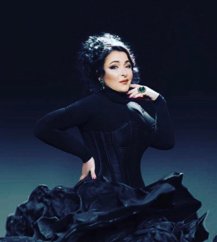 Лолита показала пышную грудь в купальнике в глубоким вырезом