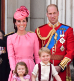Все в розовом: принц Уильям и Кейт Миддлтон с детьми на параде в честь дня рождения королевы