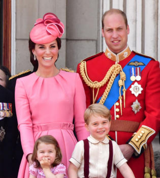 Все в розовом: принц Уильям и Кейт Миддлтон с детьми на параде в честь дня рождения королевы