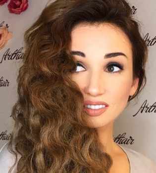 Анфиса Чехова нарастила длинные волосы до пояса