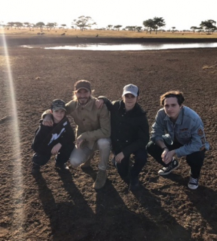 Особенное время: Дэвид Бекхэм опубликовал серию счастливых фото с детьми во время путешествия по Африке