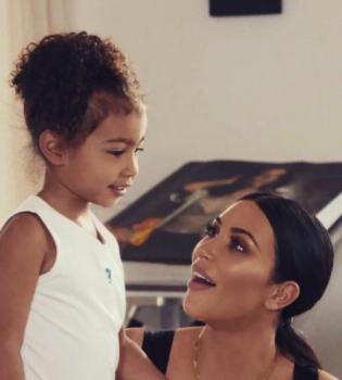 Ким Кардашьян поделилась умилительными фото Канье Уэста с детьми