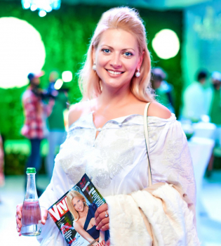 Татьяна Литвинова показала стройные ноги в мини-платье на эковечеринке Viva!