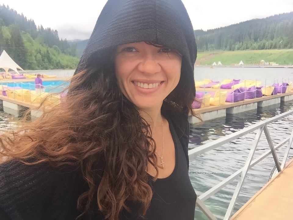 Руслана дважды переплыла горное озеро в Карпатах
