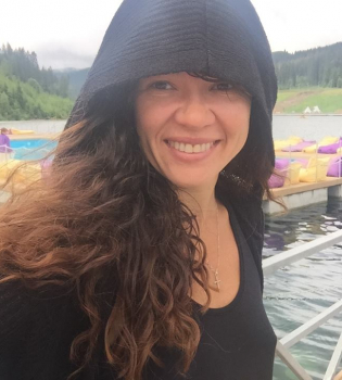 Руслана дважды переплыла горное озеро в Карпатах