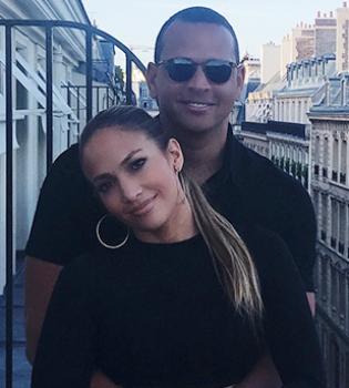 Париж для двоих: Дженнифер Лопес и Алекс Родригес поделились романтичными фото с уикенда