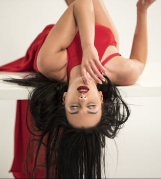 Солистки группы A.R.M.I.A снялись без белья в откровенных платьях