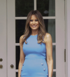 Образ дня: Мелания Трам в голубом облегающем платье Michael Kors