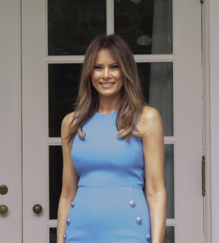 Образ дня: Мелания Трам в голубом облегающем платье Michael Kors