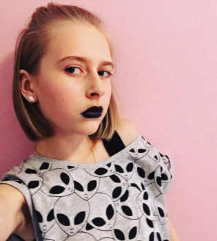 Дочь Александра Педана перекрасила волосы в розовый цвет