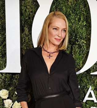 Счастливая семья: Ума Турман опубликовала фото со своим отцом и тремя детьми