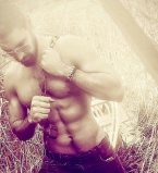 Полуобнаженный Виталий Козловский снялся в фотосессии на природе