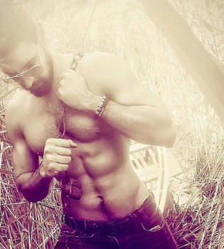 Полуобнаженный Виталий Козловский снялся в фотосессии на природе