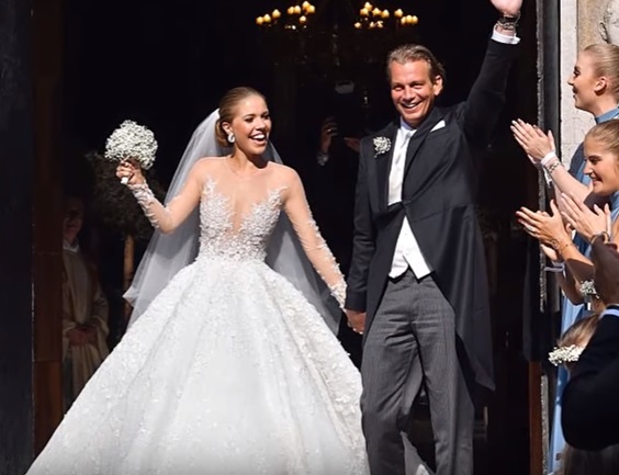Эта тяжелая мода: наследница бренда Swarovski вышла замуж в платье весом 46 килограммов
