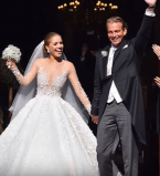 Эта тяжелая мода: наследница бренда Swarovski вышла замуж в платье весом 46 килограммов