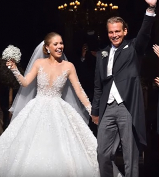 Эта тяжелая мода: наследница бренда Swarovski вышла замуж в платье весом 46 килограммов