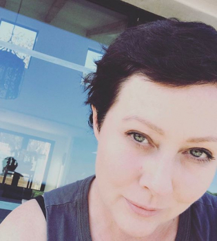 Все налаживается: Шэннен Доэрти показала отросшие после химиотерапии волосы