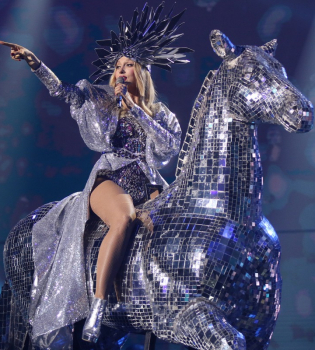 Оля Полякова на коне