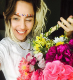 Летний соблазн: Майли Сайрус позирует в красном бикини