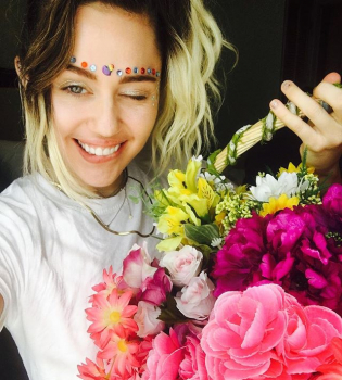 Летний соблазн: Майли Сайрус позирует в красном бикини