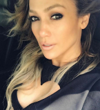 47-летняя Дженнифер Лопес восхищает идеальным прессом