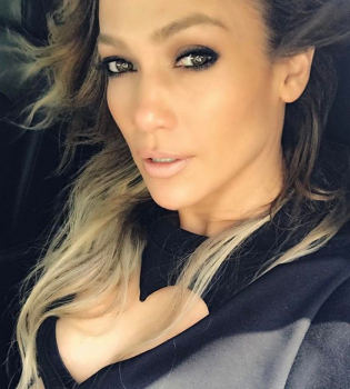 47-летняя Дженнифер Лопес восхищает идеальным прессом