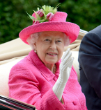 Просто вау: королева Елизавета II произвела фурор своим ярким розовым нарядом