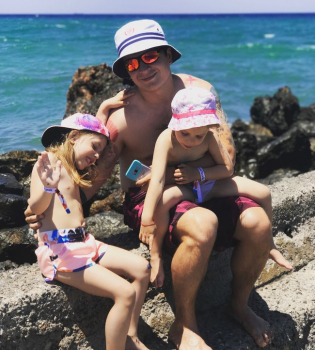 Греческие каникулы: Анатолий Анатолич отдыхает с семьей на Крите